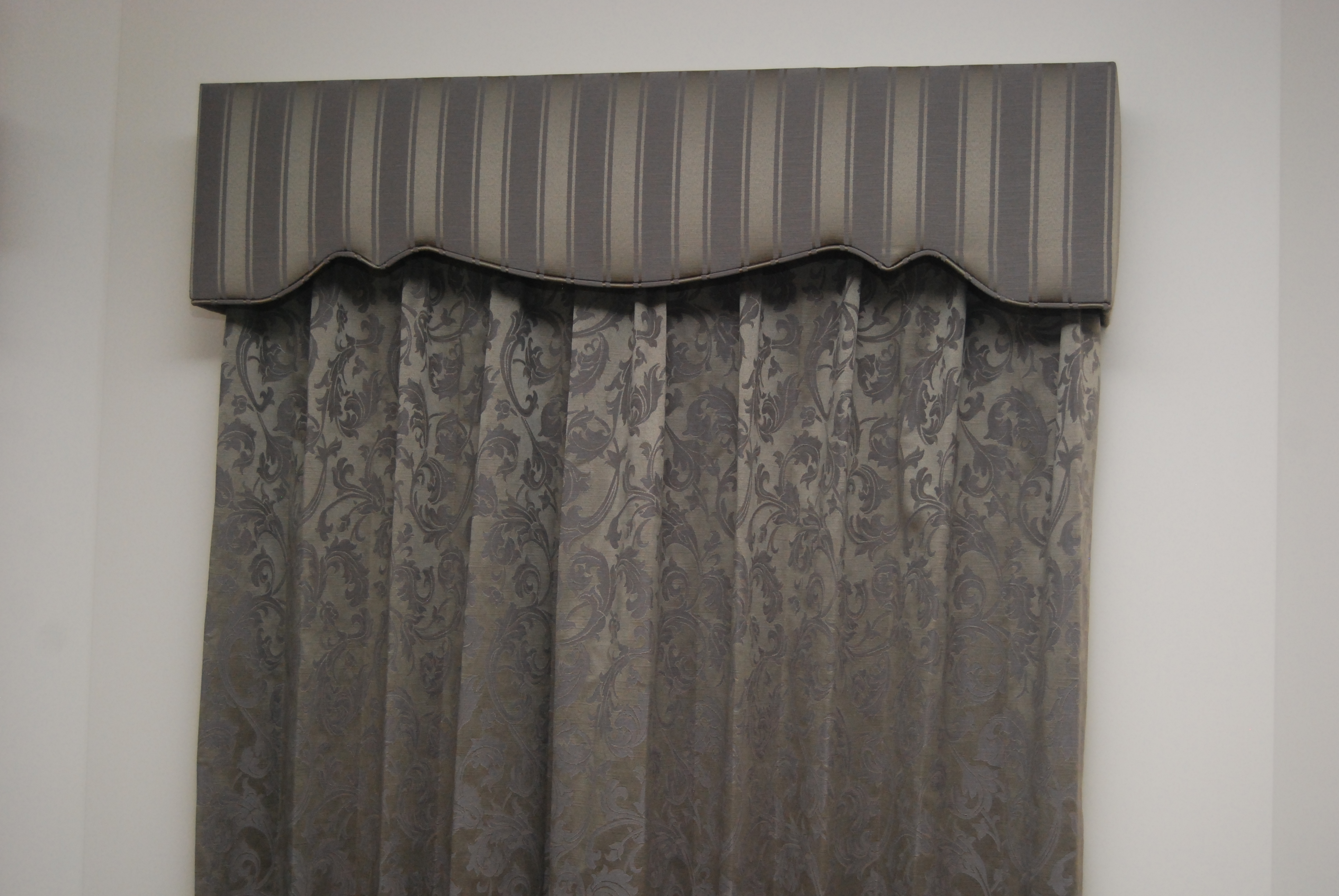 Pelmet in Contrast Fabric to Drapes.JPG